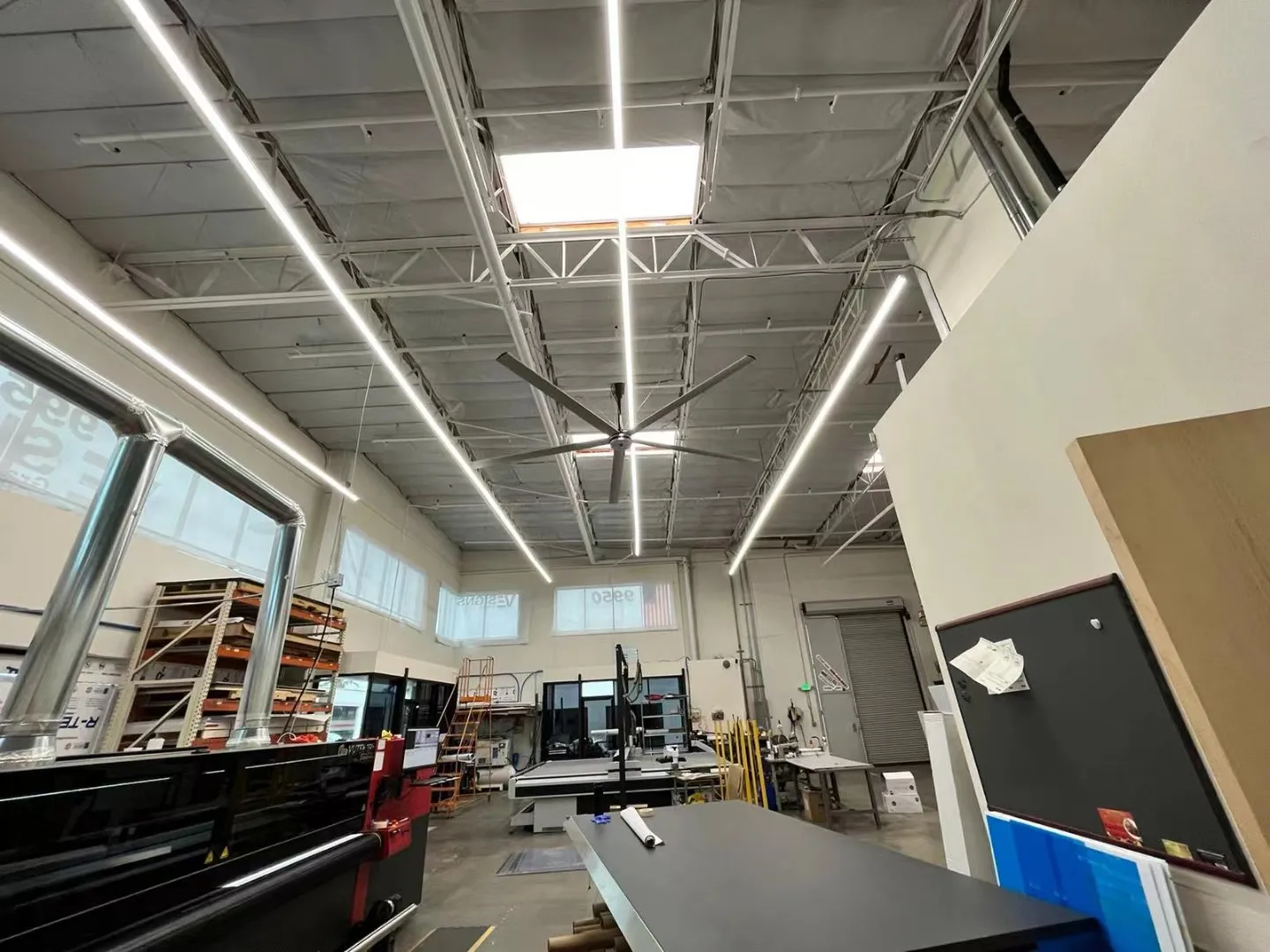 Ventilatore HVLS in un grande stabilimento industriale
