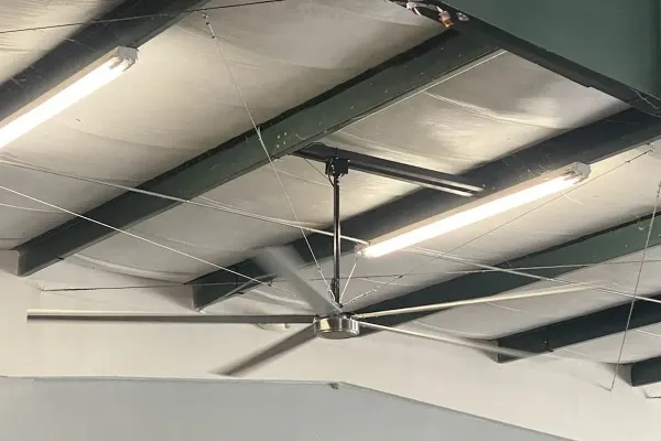 Ventilateurs de plafond industriels : résoudre les problèmes d'air dans les grands espaces